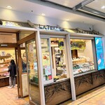 ブーランジェリー ラ・テール - 外観(店員が商品をピックアップ)