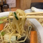 源ちゃんラーメン - 麺リフト