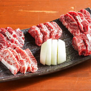 熊本直送馬肉が絶品！5種の部位が堪能できる「焼肉盛り合わせ」