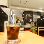 京喫茶 潤 - こじんまりした店内ながら、テーブルの設置方法に工夫があり、他のお客さんと比較的隔離された空間が心地よい