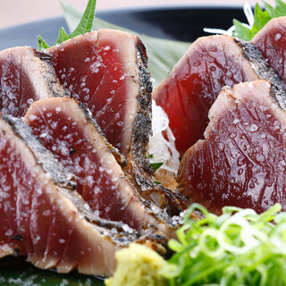 The original [straw-grilled salt bonito tataki] We start grilling everything with straw after ordering.