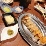きむら屋 飯田橋駅前 - 一口餃子(薬味:柚子胡椒・自家製マヨ・溶かしバター・大根おろし)