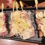 きむら屋 飯田橋駅前 - 左からレバ串昭和・平成(炙り)・令和(レア) 