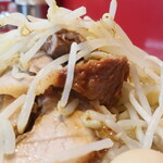 ラーメン二郎 - 豚の厚み