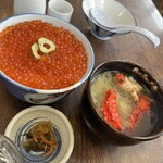 北のグルメ亭 - いくら丼、蟹汁