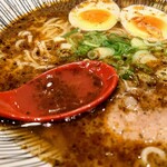 Hararyoukaku - 黒七味とラー油がブレンドされたスープは、飲んだ瞬間にピリッとストレートに辛さがくる
                        麺を啜ると、黒七味を纏いながら上がってきて、またピリ辛さが口中へ