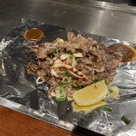 Shimano Teppan Okonomiyaki Boburi - 牛あごすじとゲソ炒め