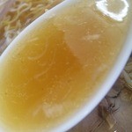 煮干系系スープで表面にはラードの膜です