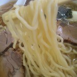 中太のほぼストレート麺はやや硬茹で歯ごたえも感じます