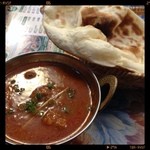 本格インドカレーChai - マトンカレー
            辛口にしたけど
            普通の辛さ
            ナンは、焼いただけでバターは、塗ってない
            