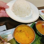 Simran Dhaba - このライスとサンバー(サンバル　野菜のカレー)がおかわりできます。