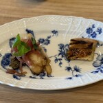 La Stalla - 天草の太刀魚フリット、イタリアの玉ねぎアグロドルチェ、赤海老ソースのパン