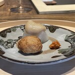 温石 - ①風呂吹き大根(聖護院大根、静岡県産)、練り味噌掛け、自家製柚子胡椒添え
      ②揚げ真薯