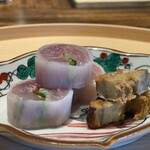 温石 - ③真鯵(静岡県駿河湾産、サスエ前田魚店)の蕪砧巻き
      ④素揚げ大浦太牛蒡(静岡県産)