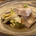 温石 - ⑯炭火焼き太刀魚(静岡県産駿河湾産、サスエ前田魚店)と蓮根団子の野菜出汁鍋仕立て