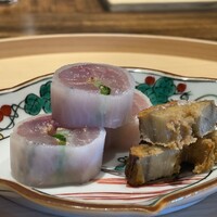 温石 - ③真鯵(静岡県駿河湾産、サスエ前田魚店)の蕪砧巻き
                    ④素揚げ大浦太牛蒡(静岡県産)