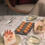 スガラボヴィー - 小菓子はマドレーヌとたこ焼きをモチーフとしたアイスクリーム。マドレーヌはお土産にもいただきましたが、バター香りつつもしっとりで軽やか。沢山頂けて幸せでした。