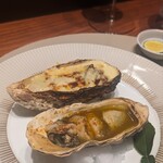 スガラボヴィー - 北海道　牡蠣。コブミカンの葉の香りを移したバター(下)白味噌と柚子の入ったベシャメルソース(上)どちらのソースもコブミカンや柚子が効いていて、こてっとしつつ爽やか。牡蠣はもちろんミルキーでプリンプリン
