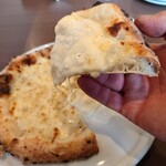 Pizzeria KEN - 生地は持つと中央部がタラアっと垂れる感じ
                      モッチリ感があり柔らかく
                      ヘリはふっくらと膨らみ外はカリッと焼けて
                      香ばしくいい感じ
                      更に釜が高温で瞬間的に焼けてたなら
                      底にパリッと感が出るのかもしれない❔