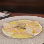 スガラボヴィー - 下関トラフグ　和歌山紀州原農園柑橘。トラフグは肉厚でコリコリとした心地良い食感。柑橘の風味が効いたソース、スライスされたブッシュ蜜柑が驚くほどに合っておりました。爽やかだけれど、主張強すぎない。