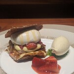 スガラボヴィー - 奈良古都華　ミルフィーユ。ミルフィーユ生地は薄いながらもカリカリでバタリー。生クリームとカスタード、バニラアイスも控え目な甘さで苺の甘みもしっかり感じました。