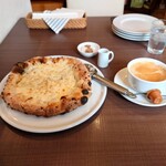 Pizzeria KEN - ▷ピザ、ドリンク
                      ◯コーヒー
                      エスプレッソな苦みがグイグイ来る
                      シッカリとある深煎り豆の味わい
                      
                      コーヒーとしては濃いめなのだけど
                      デミカップのエスプレッソと較べると
                      そこまでは濃くない味わい