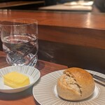 スガラボヴィー - パンと有塩バター。酸味が効いたパンです。美味しかったし、ソースと合うので、沢山おかわりしました(笑)