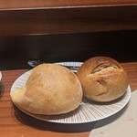 スガラボヴィー - カフェでご提供されているパンも頂きました(左)