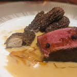 スガラボヴィー - 非の打ち所がない。お肉は柔らかく旨味と甘い脂が口の中でとろけます。塩漬け黒胡椒が良いアクセントで食べ疲れしない。モリーユ茸は鶏のムース入り。ふわふわなムースと茸の食感が楽しい。