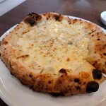 Pizzeria KEN - ◯ビアンカ With はちみつ
                      タップリなモッツアレラチーズが
                      ピザ生地に載せられていて焼かれていて
                      お好みで蜂蜜を掛けて下さい、との説明
                      
                      先ずは蜂蜜を掛けずに食べてみた