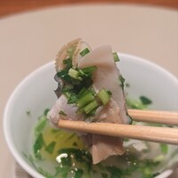 スガラボヴィー - 大きな蛤は甘くてミルキー。セリの清涼感の加わった蛤のブイヨンに、ほっこりします。オリーブ油はポイントで付けることで、一口目と二口目と異なる味わいを楽しめて、一品目から勝利を確信しました。