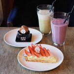 Rue Favart - タルトフレーズ（820円） カライブ（750円） ミックスベリースムージー（900円） ファーヴァーグレープフルーツ（880円）