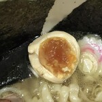 手打ち 蓮 - 味玉。黄身は濃厚・特徴的て味わった事のない旨味です。