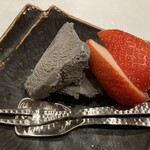 いおり - デザート…黒ゴマアイスと苺