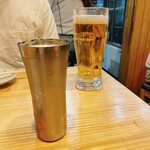 英勇屋 - 奥がビールのメガジョッキ、手前が普通のビール