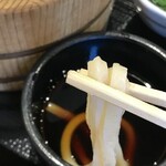 Marugame Seimen - 釜揚げうどん並¥280→半額¥140 毎月1日は釜揚げうどん半額　うどんつゆは頼むと2杯貰える(無料)。キリッとストレートうどんつゆ、天かすを混ぜたこっくりうどんつゆの2種類で堪能できる。