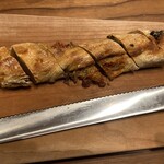 POINT ET LIGNE - オンブラオンブラ（焼き椎茸とゴルゴンゾーラの棒状のパン）をカット