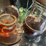 青山フラワーマーケット ティーハウス - ティーストレーナーを使って入れる紅茶