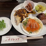 中華食堂 チリレンゲ - おまかせ5種盛り合わせ　下から時計回りに中華式おつくり（サーモン）、よだれどり、甘海老の紹興酒漬け、茄子の冷製、香港式叉焼。お好みでパクチーをどうぞ。