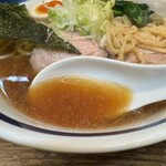 麺壱 吉兆 - 鶏、豚ベースに煮干しや節ですっきりシャープに仕上げたスープ