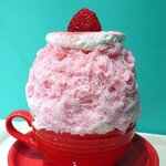 かき氷&デザート&カフェ ボンジョルネ - 別の日：桜いちご大福氷1,800円✨桜シリーズ第1弾とのこと。桜香るふわふわの氷の中には苺とやわらかい白玉入り♡絶品です。