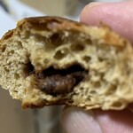Musshu Pieru - アーモンドスライスがのったパンの内部