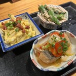 鮮魚とおばんざい 我屋 - 選べるおばんざい盛り→サワラの南蛮漬け/カリカリベーコンのカレーマカロニサラダ/オクラと蒸し鶏の胡麻和え