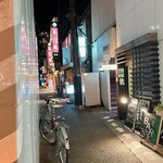 神田 とりそば なな蓮 - 大通りから小道に入った右手です。