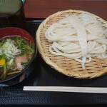 Sanuki Udon Iwai - 鴨汁うどん。鴨肉が塊でゴロゴロ入り、せりを浮かべた贅沢な汁でした。