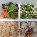 PARIYA - 翌週のおかずが選べる弁当(玄米ご飯) 1,458円✨茄子とトマトの油淋だれ、豆腐干絲と高菜 春菊のナムル、チキンのポルチーニクリーム(プラス料金メニュー)。