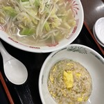 来来軒 - タンメンセット。カロリー考えて麺少なめ。（けど半チャーハン頼んでしまいました。。）