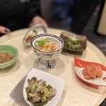 日本酒と創作小鉢料理 GOKURi - 「コチラはお通しです♪」
            と差し出されましたのは、
            6種類のお通しが乗っかってるお盆。
            自分の好きなものを選べます♪
            小皿の柄も全部違うし、
            こういうのってワクワクしますよね！