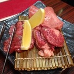 炭火焼 七厘 - 幻のタン盛り合わせ2000円