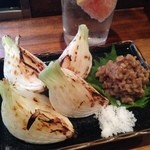 丑寅 - 焼新玉葱と豚味噌３５０円。　これがいい肴なんです。